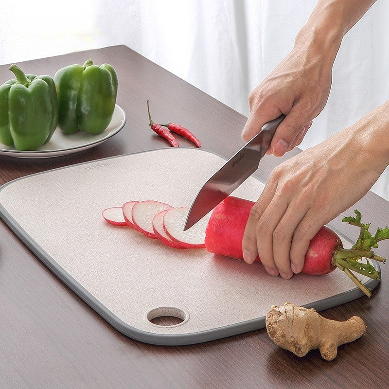 Spacious Ecoco chopping board with a knife-friendly surface, preventing blade dullness and ensuring easy food handling.
